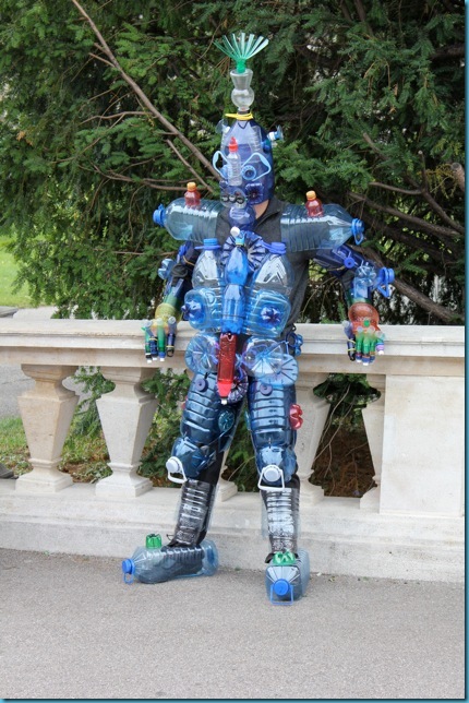 Disfraz de Robot hecho con bidones de plástico.