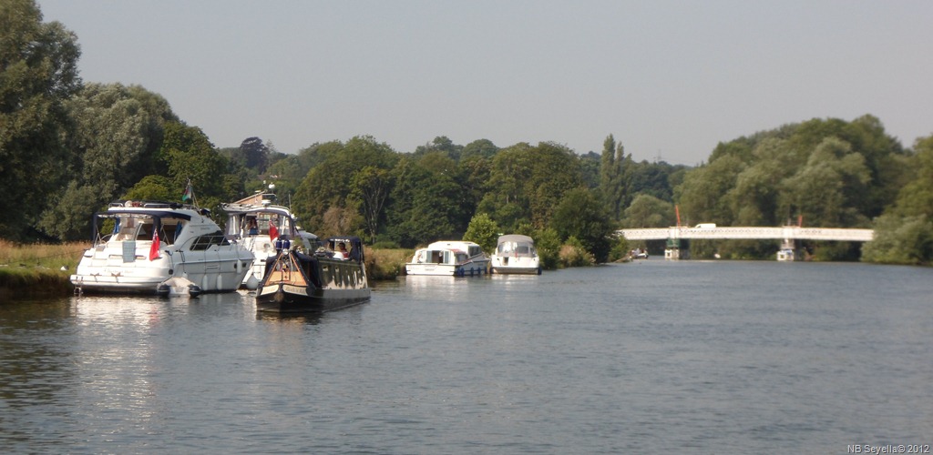 [SAM_1839%2520Leaving%2520Pangbourne%255B4%255D.jpg]
