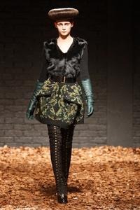 [151360_222522_mcq_runway_web_%255B4%255D.jpg]