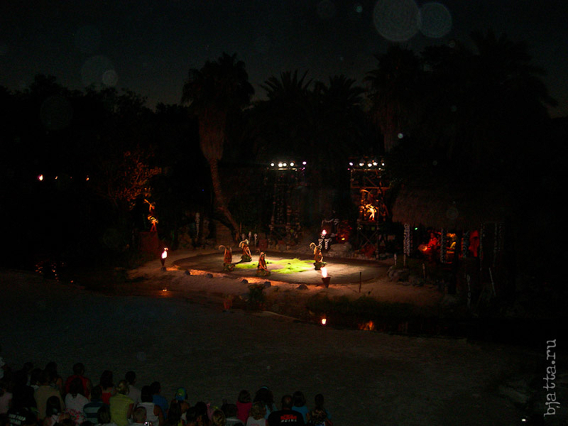 82. Порт Авентура. Port Aventura. Salou. Costa Dorada. Spain. В свете факелов и прожекторов, всё выглядит намного красочнее. 82. Порт Авентура. Port Aventura. Salou. Costa Dorada. Spain. В свете факелов и прожекторов, всё выглядит намного красочнее.