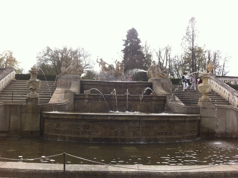 Четырехуровневый фонтан оживлен статуями водных божеств, нимф, фигурками рыб и лягушек