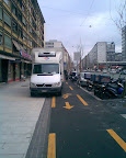 Route de Meyrin : La toute fraiche piste cyclable du début de la route de Meyrin sert de piste d’atterrissage aux camions de Domino Pizzas. Photo: dani.