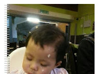 Baby Auni makan nasi sendiri