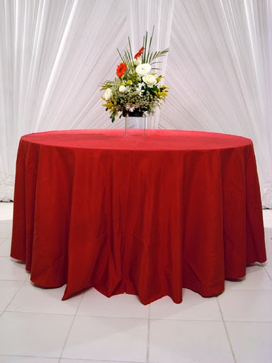 Toalha Redonda de Gorgurão, Cor: Vermelho Fotos de Toalha Redonda Gorgurão. Foto numero 1 da empresa de toalhas e tecidos Tropical Toalhas, que vende tecidos, toalhas, capas de cadeira e guardanapos para festas e eventos; toalha redonda longa, sobretoalhas (sobre-toalhas), toalhas especiais, sobrecapas (sobre-capas), caminho de mesa, capas de almofadas e aventais, nos tecidos cetim podange, gorgurao, shantung (xantungue), voil liso, voile bordado, voal estampado, jacard (jacquard), panama gold, e em estilos matelasse, fanstasminha, princesinha, fraque, em diversos formatos e tamanhos. tecidos para decoração rio de janeiro rj venda festa eventos toalha redonda tecido loja capa cadeira caminho mesa almofada capas cadeiras lojas guardanapo gorgurão decoracoes festas cortinas fábrica