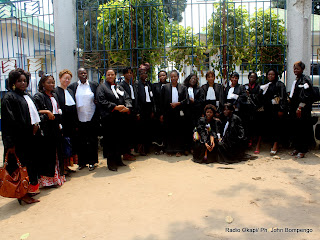 Des magistrats dames posent devant la primature, lors d'une marche de protestation contre leurs conditions de travail, mardi 30/09/2011. Radio Okapi/ Ph. John Bompengo