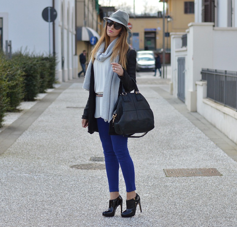 Zara, Zara belt, Borsalino, Cappello Borsalino, Borsalino hat, blusa Zara, Zara blouse, H&M, H&M scarf, Zara trousers, pantaloni blu elettrici, come abbinare i pantaloni blu elettrici, givenchy bag, borsa givenchy, Fashion blogger, italian fashion blogger, blog di moda, blogger di moda, elisa taviti, elisa taviti blog, Electric blue, electric blue pants, Zara pants, carvela, carvela shoes, carvela ankle boots,
