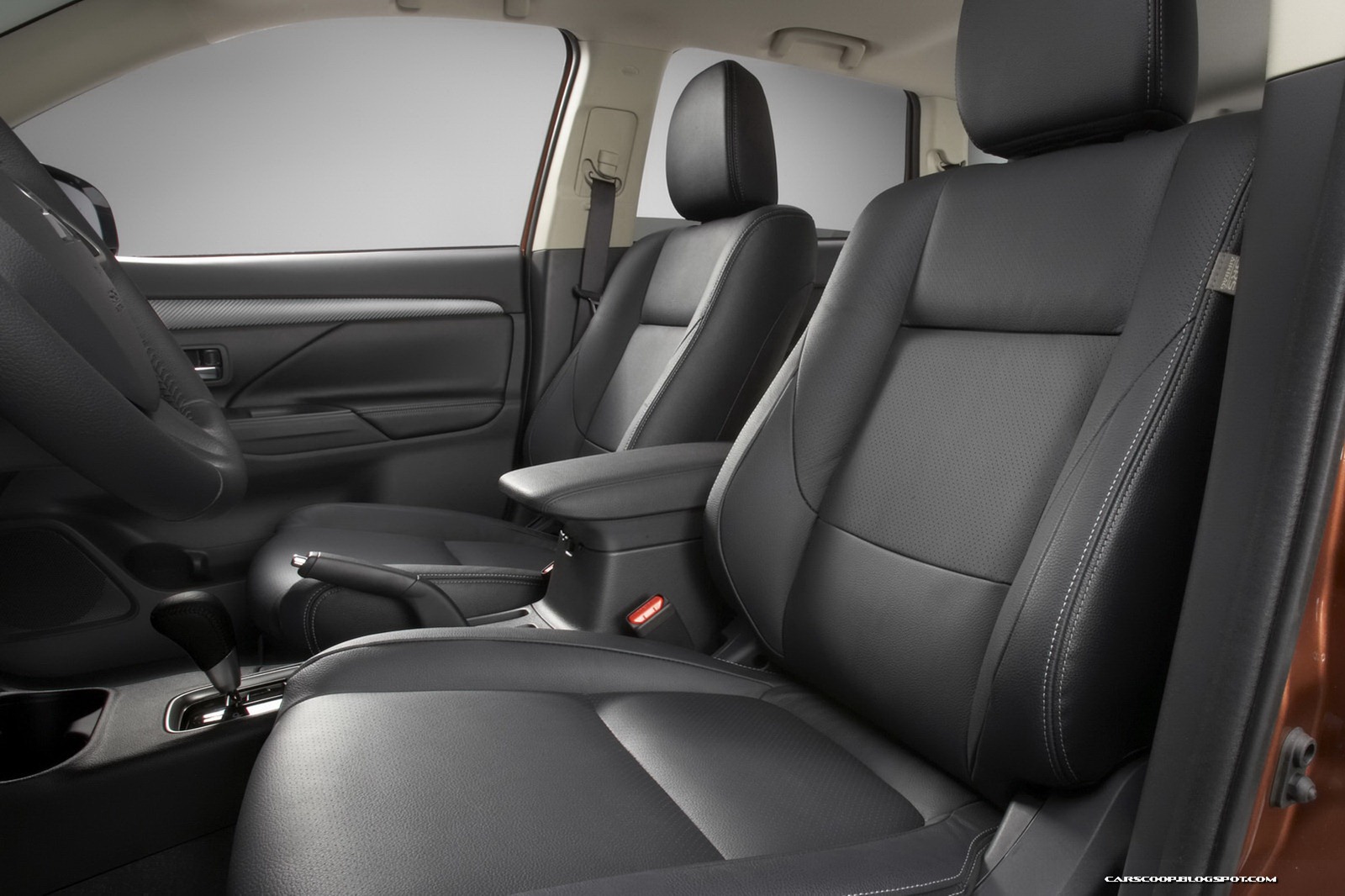 2013-Mitsubishi-Outlander-32[2].jpg