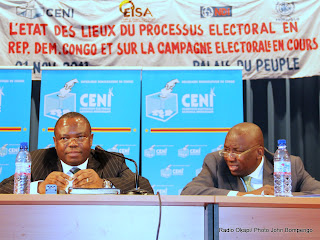 De gauche à droite, le président de la Ceni, Ngoy Mulunda et son vice Jacques Djoli, lors d'un forum avec des partis politique le 01/11/2011 au Palais du peuple à Kinshasa. Radio Okapi/ Ph. John Bompengo