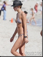 natasha-poly-tiny-bikini-on-miami-beach-03-675x900
