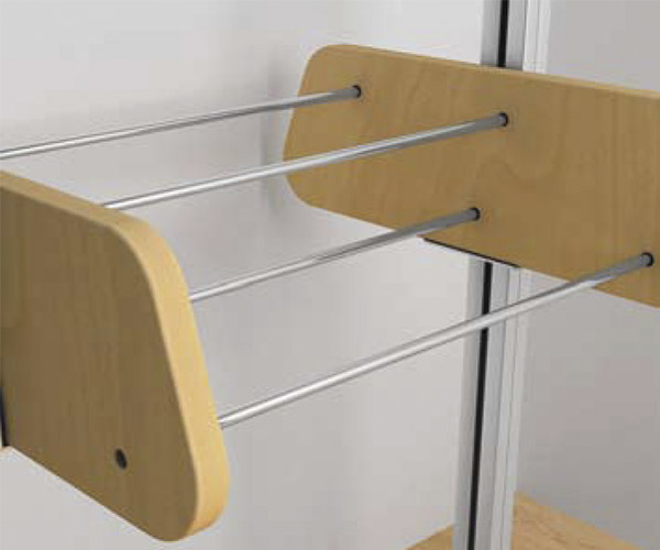 Zapatera con costados en madera o melamina y tubos para sujeción de zapatos.