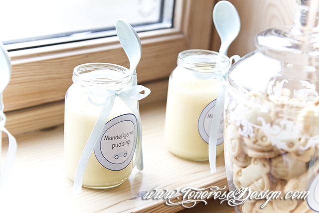 Mandelkjernepudding i babymiddagsglass - pyntet med etiketter boblebil og silkebånd