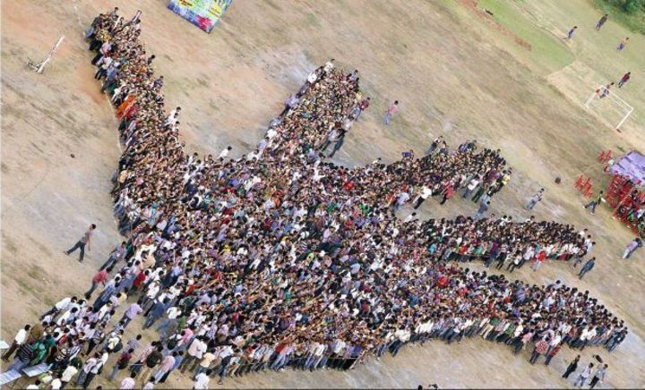 http://lh5.ggpht.com/-IgbgSI-bkg4/URULK2SsfEI/AAAAAAAAJ80/0c45BVSh2aU/s0/213236_largest_human_hand_VIT_University.jpg