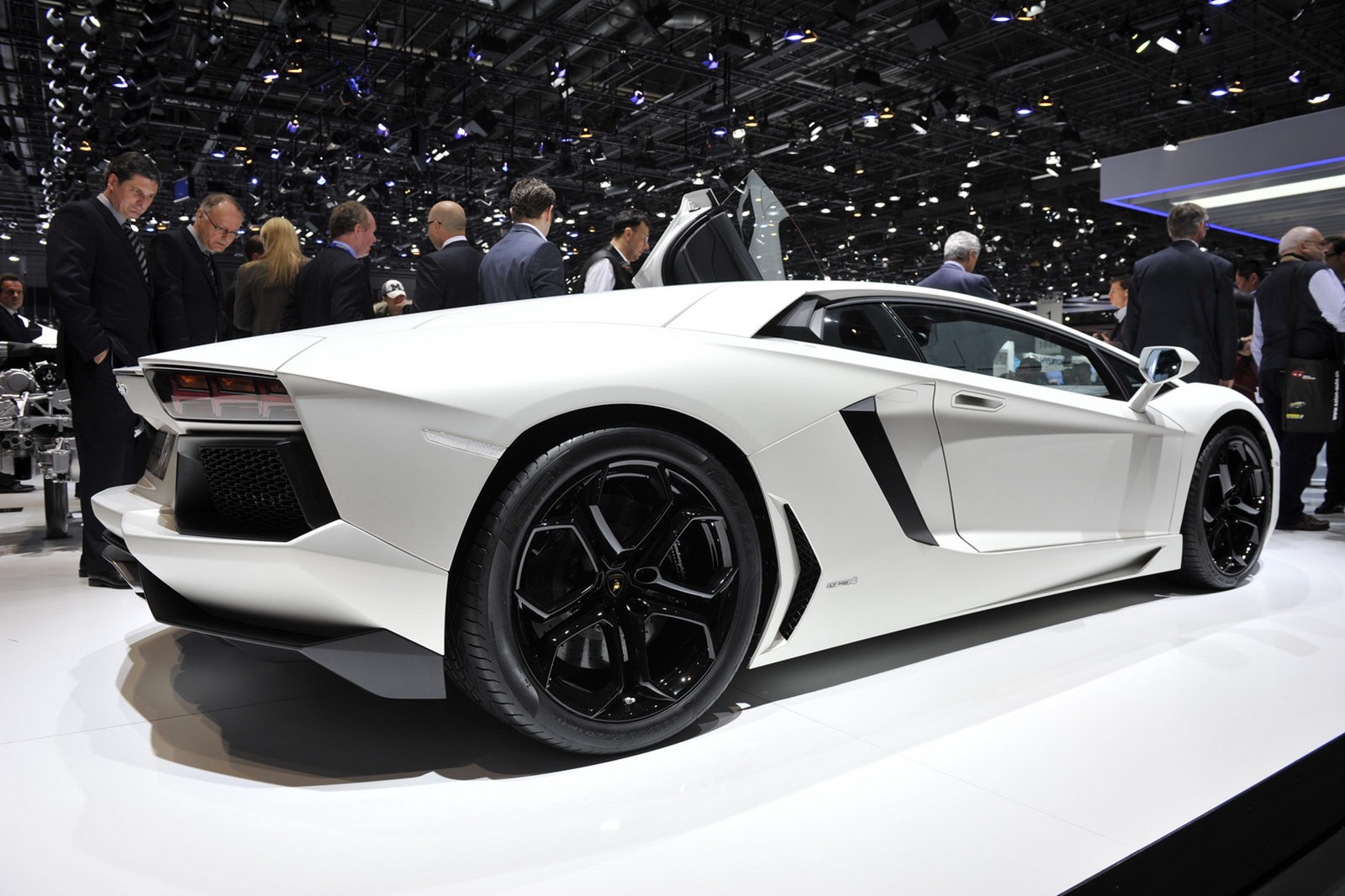 [Lamborghini-Aventador-LP700-4-13%255B2%255D.jpg]