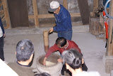 徳永さん宅の土蔵の中でお餅つき、息の合った餅つきで美味しいお餅があっという間に出来上がりました。
