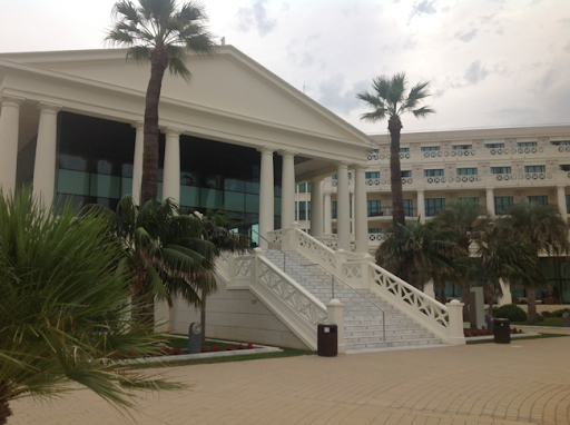<Img src = "image.jpg" alt = "hotel las arenas, valencia, torreón">