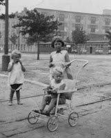 Kooij, Maartje, Geertruida, Piet  Katendrecht 1934.jpg