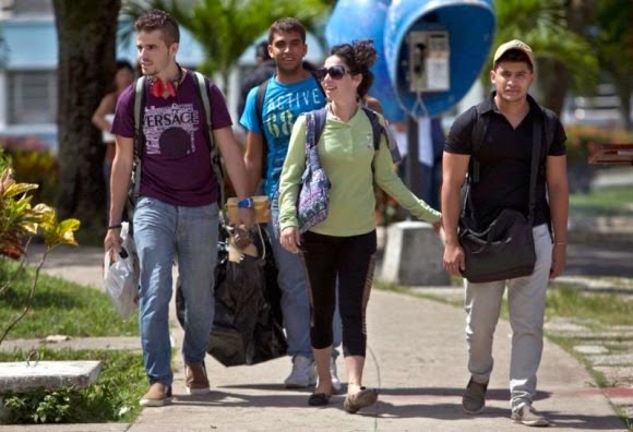 [Estudiantes-cubanos-salen-de-la-Universidad-Central%255B3%255D.jpg]