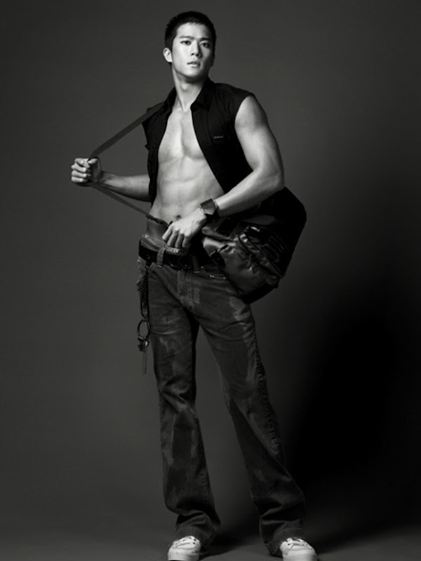 l_picture_05_ha_seok_jin_hot_asian_men_body_sexy_with_a_bag_black_and_white_picture_wet_pan_hot_body