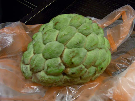 釈迦頭。手でちぎって食べます。