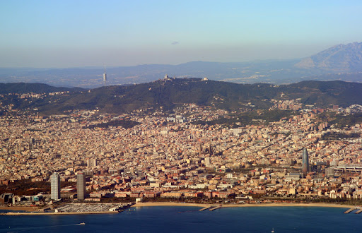 Vista aerea de Barcelona, con la Torre Agbar, el Puerto Deportivo y el Tibidabo al fondo
