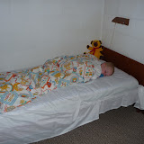 Den lille dreng sover i en stor seng &ndash; 03-aug-2010