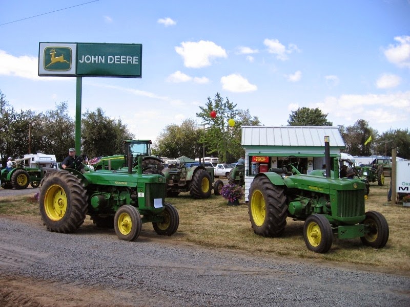 [IMG_7996-John-Deere-Model-R-Tractors%255B1%255D.jpg]