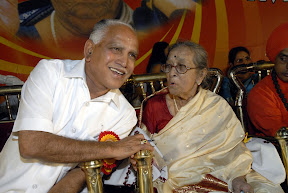 ಖ್ಯಾತ ಸಂಗೀತಗಾರ್ತಿ ಶ್ರೀಮತಿ ಗಂಗೂಬಾಯಿ ಹಾನಗಲ್ ಅವರೊಂದಿಗೆ