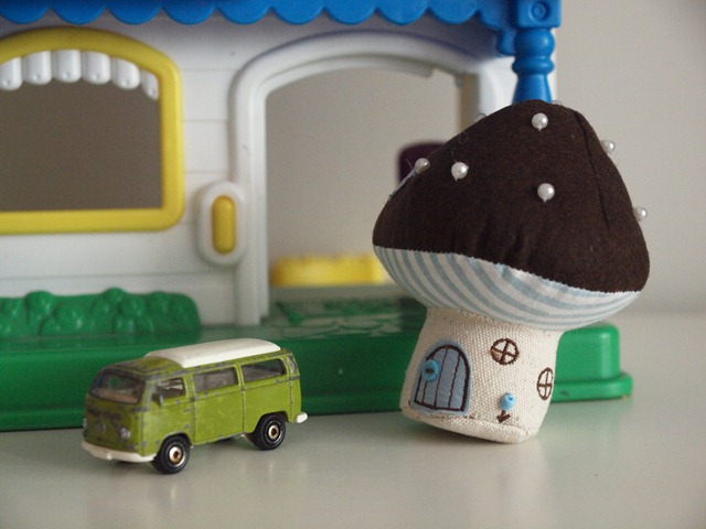 [mushroom%2520pincushion%255B3%255D.jpg]