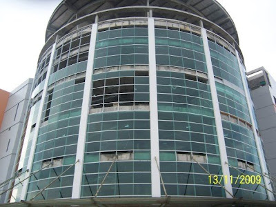 Pemasangan Kaca Main Atrium 90%