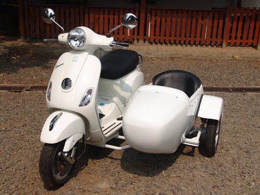 Vespa Scooter LX 150 Sidecar