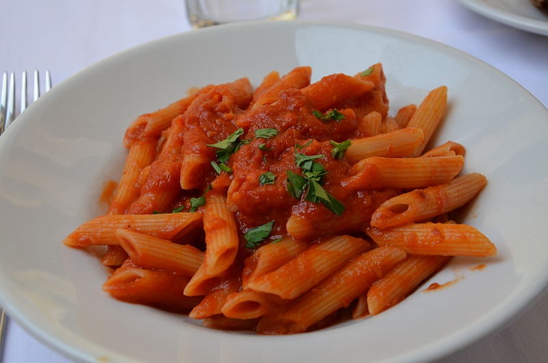 [800px-Penne_allarrabbiata2.jpg]