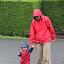 Samen stappen en zingen in de regen.