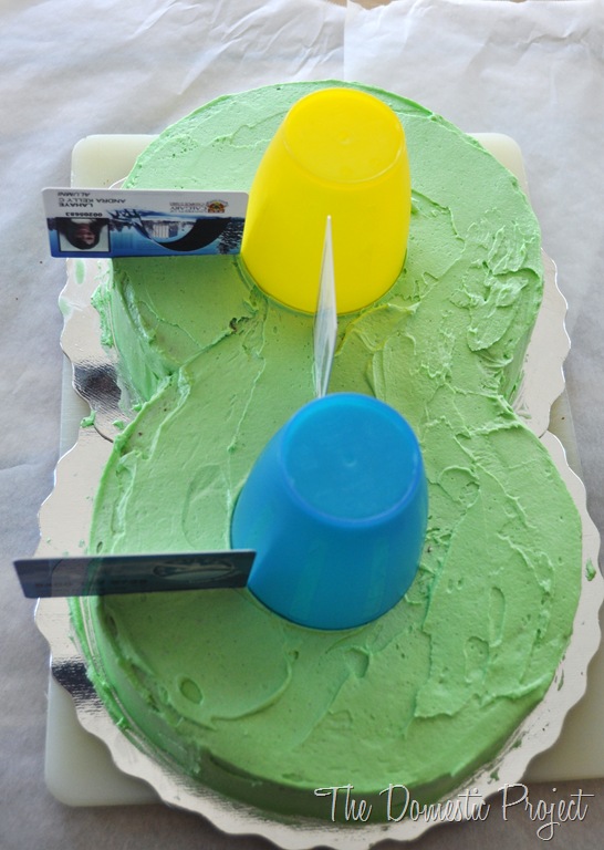 [TheDomesticProject%2520-%2520Simple%2520step%2520by%2520step%2520instructions%2520for%2520decorating%2520a%2520Cars%2520cake%2520%2520%25285%2529%255B4%255D.jpg]