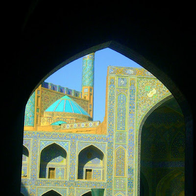 Mosque through an arch Esfahan , Source: http://www.flickr.com/photos/40987041@N07/4078894924 4078894924.jpg