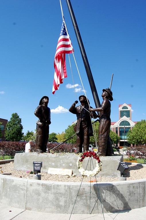[memorialstatues29.jpg]