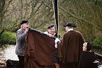 Moorkommissar Findorff (alias Matthias Mahnke, 2. v. re.) und Jan Torf (alias Carsten Platz, 1. v. li.) im Torfkahn