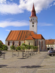 Die Dominante der Stadt Jemnice ist die Kirche zum Hl. Stanislaus mit dem schlanken Kirchturm, den man weithin sehen kann. Diese elegante Silhouette begrüßt Besucher der Stadt schon von weitem.