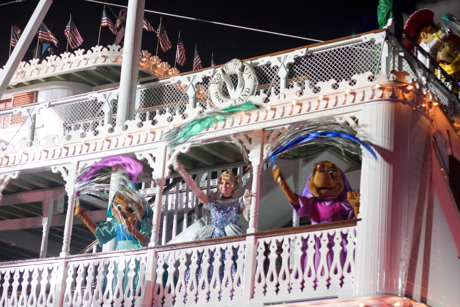 [fantasmic-cinderella-and-mice3.jpg]