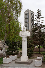Памятник маршалу Жукову около музея-панорамы "Сталинградская битва"