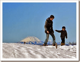 Um menino e seu pai andam em um campo coberto de neve em Tóquio, aos pés do Monte Fuji. 