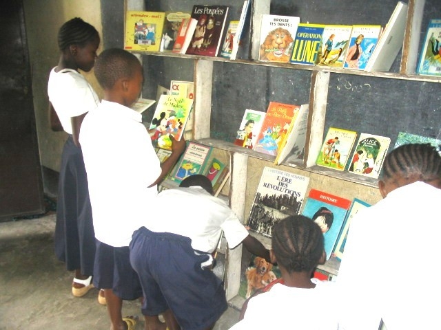 Les élèves entrain de lire dans la Bibliot. de l'EP I Ki (2).JPG - Les élèves de l'école primaire Armée du Salut.