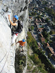 Lilian regarde avec prudence le village alors que Nad&egrave;ge attaque l'escalade.