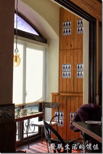 花蓮-理想大地渡假村-從里拉西餐廳二樓的圓拱型窗台往外看就可以直接遠眺度假村內的風景。
