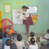 Profe Nicole reading a story for morning meeting to the Kindergarteners.