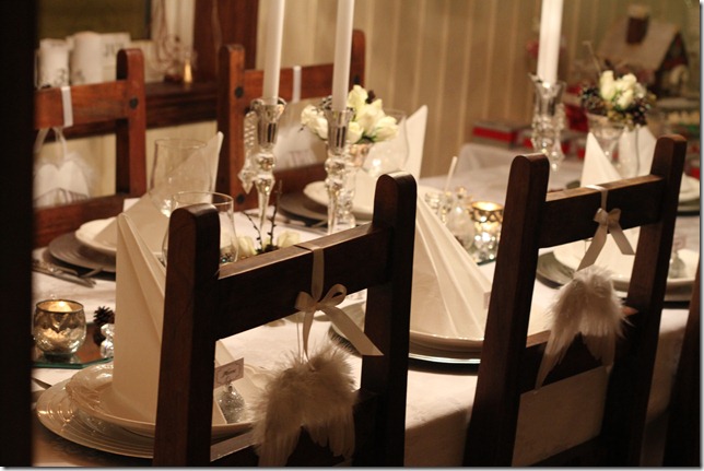 hvitt bord pyntet med sølv, kongler, diamanter og snø  IMG_0780