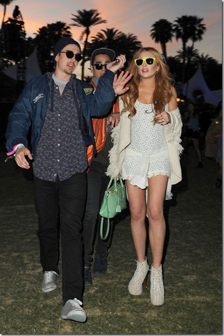 Lindsay Lohan smiles spotted yet another mystery pS8_oJsxRChl