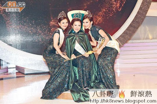 出爐三甲黃馨慧（左起）、張曦雯與林家冰賽後合照留念。