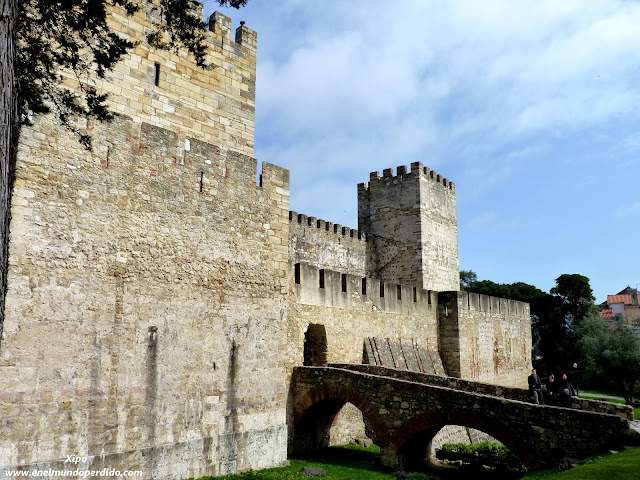 entrada-al-castillo-de-san-jorge-lisboa.JPG