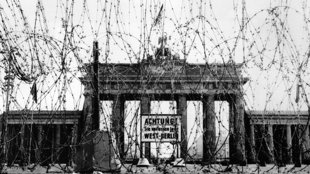 Berlin_Wall_1961.jpg
