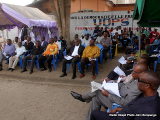 Des membres de l’opposition Congolaise assistent, à la cérémonie d’hommage de deux  militants de l’UDPS tués lors d’une protestation dispersée par la police. Radio Okapi/ Ph. John Bompengo